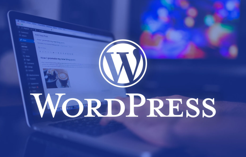 A interface de gerenciamento do blog WordPress é exibida na tela do laptop, com o logotipo do WordPress sobreposto na frente.