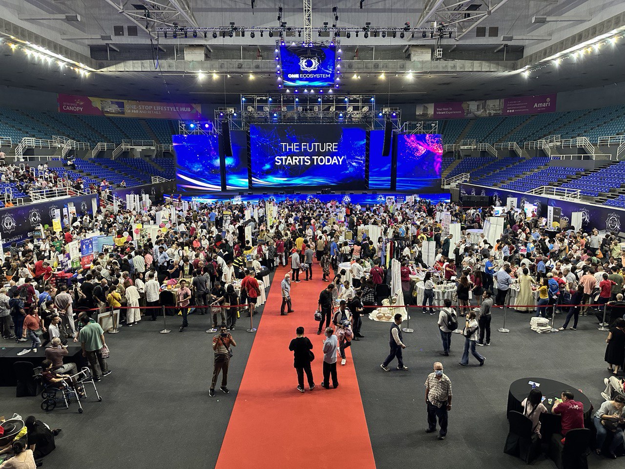 Importação revenda Transfronteiriço CE Um grande número de pessoas se reuniu na arena do evento de tecnologia, e as palavras "O futuro começa hoje" são exibidas no centro do palco.