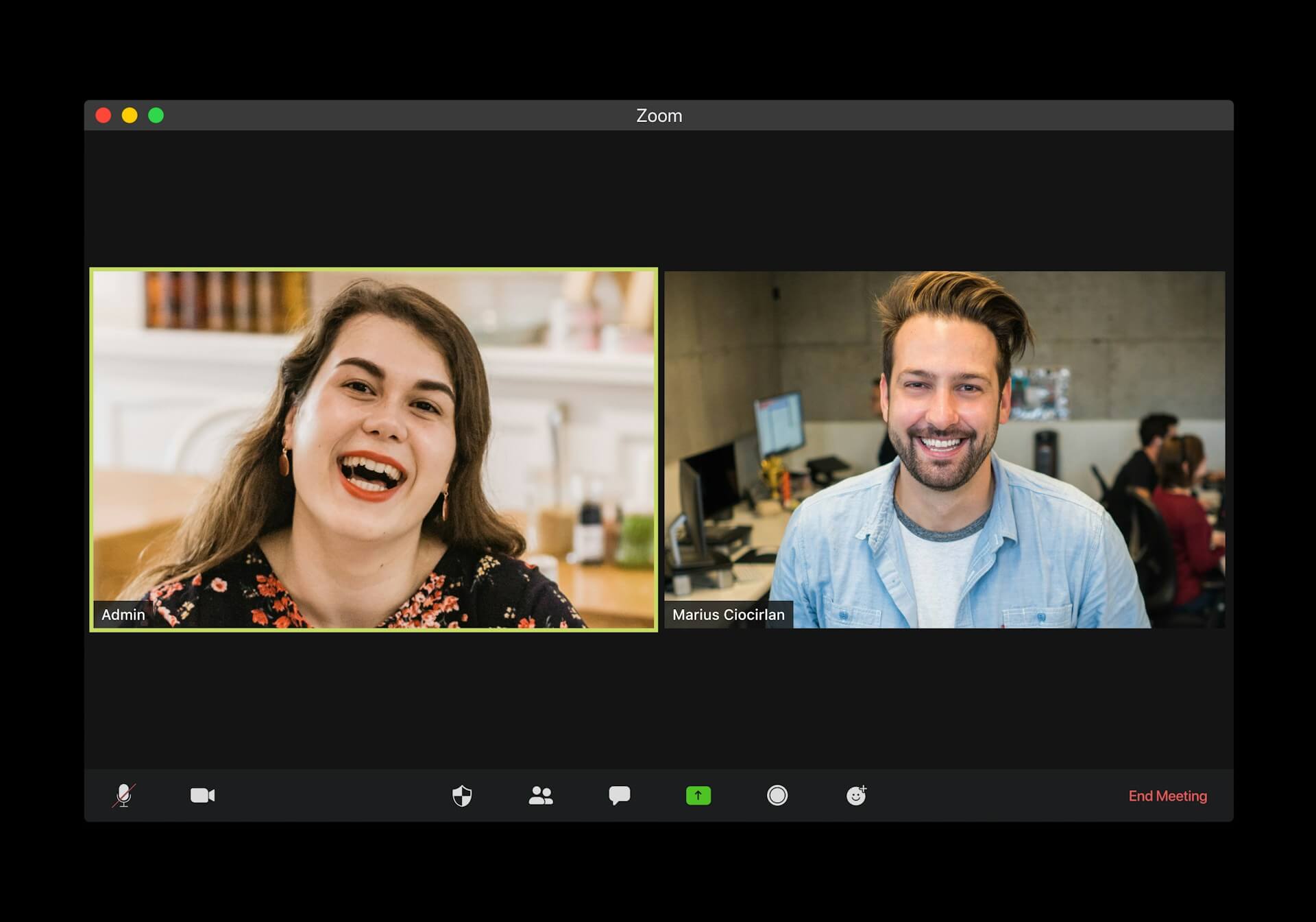 Importação, revenda, Cross-border CE, Duas pessoas sorrindo durante uma videochamada. A mulher à esquerda e o homem à direita são mostrados separadamente na interface de reunião do Zoom.